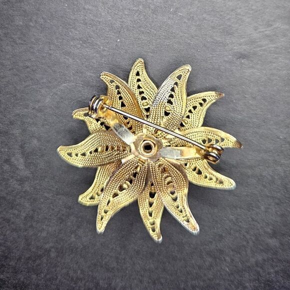 Vintage Gold Tone Delicate Filigree Textured Petal Rose Floral Brooch Lapel Pin - Picture 4 of 7